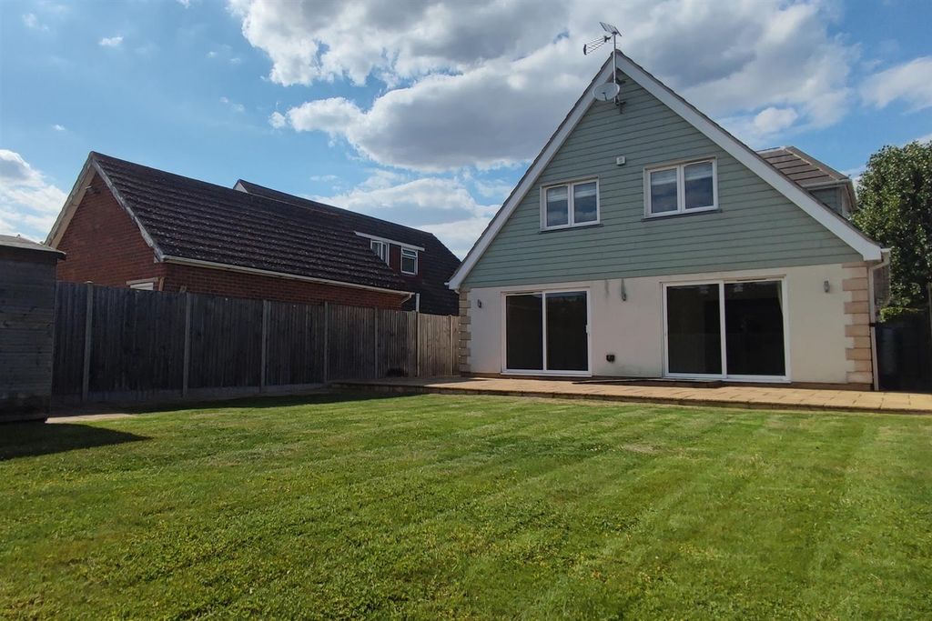 Property photo 2 of 14 St Marys Grove, Seasalter