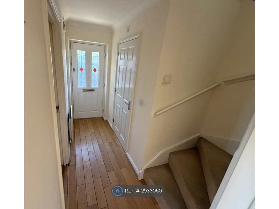 Property photo 3 of 22 Welcoming Entrance Hall