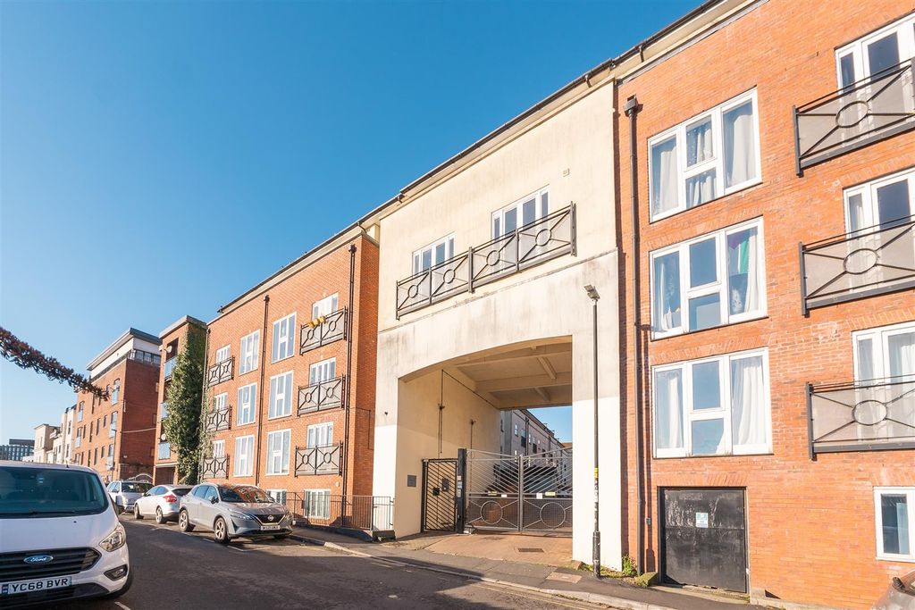 Property photo 1 of 18 43-Midland-Mews-Bs2-0Pl-18.Jpg