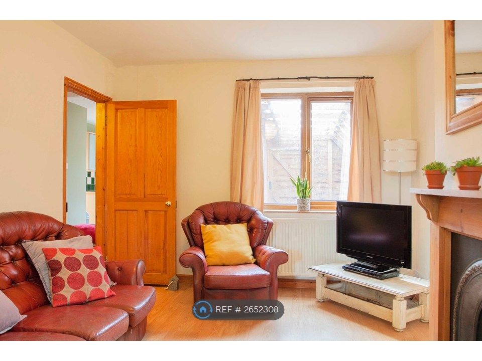 Property photo 2 of 11 Living Room