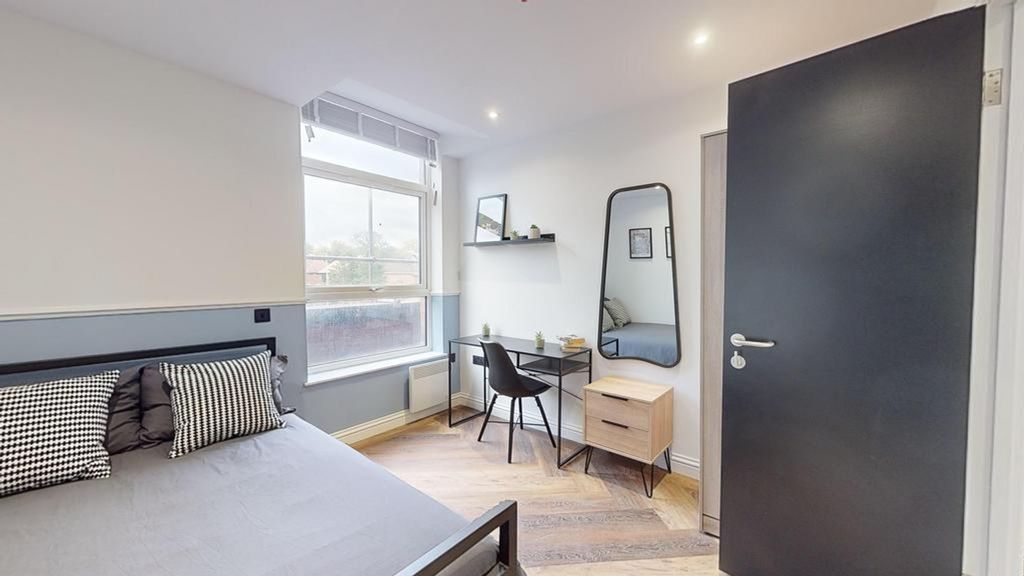 Property photo 1 of 12 A Bright And Inviting Double Bedroom With Modern d...