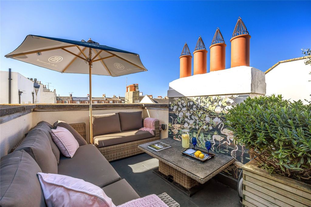 Property photo 2 of 16 Roof Terrace