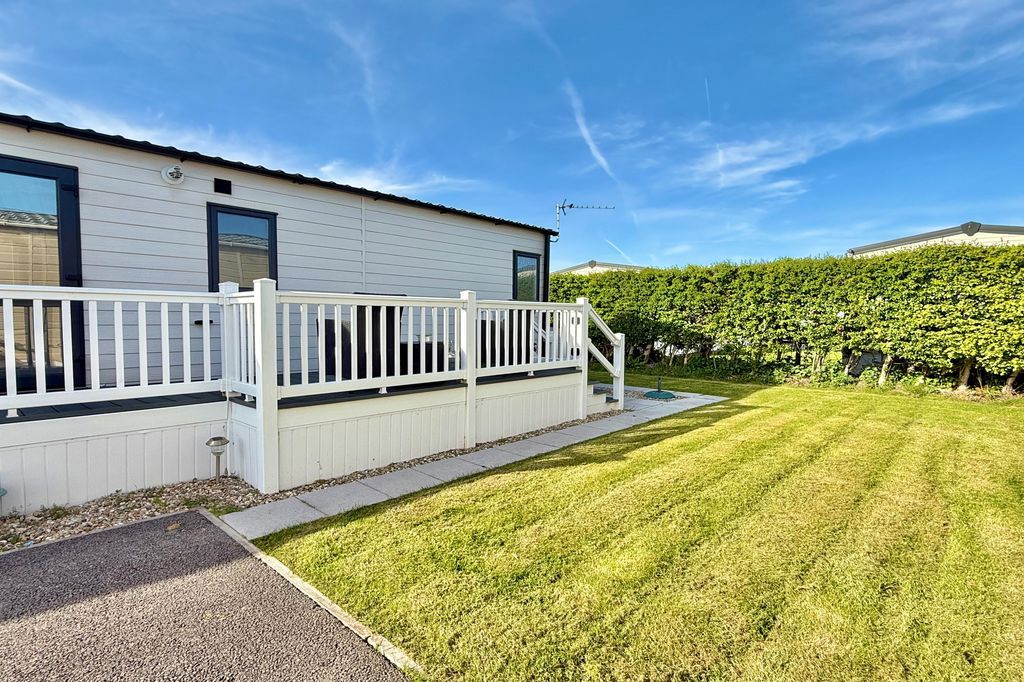 Property photo 3 of 21 Garden To Side