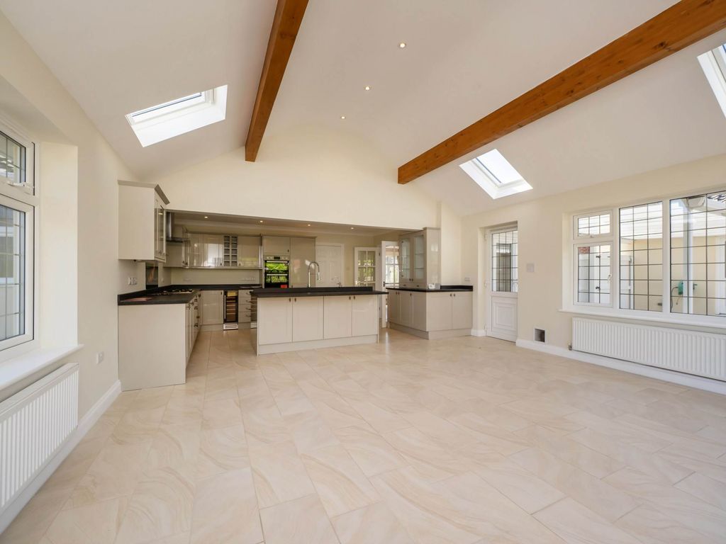 Property photo 2 of 31