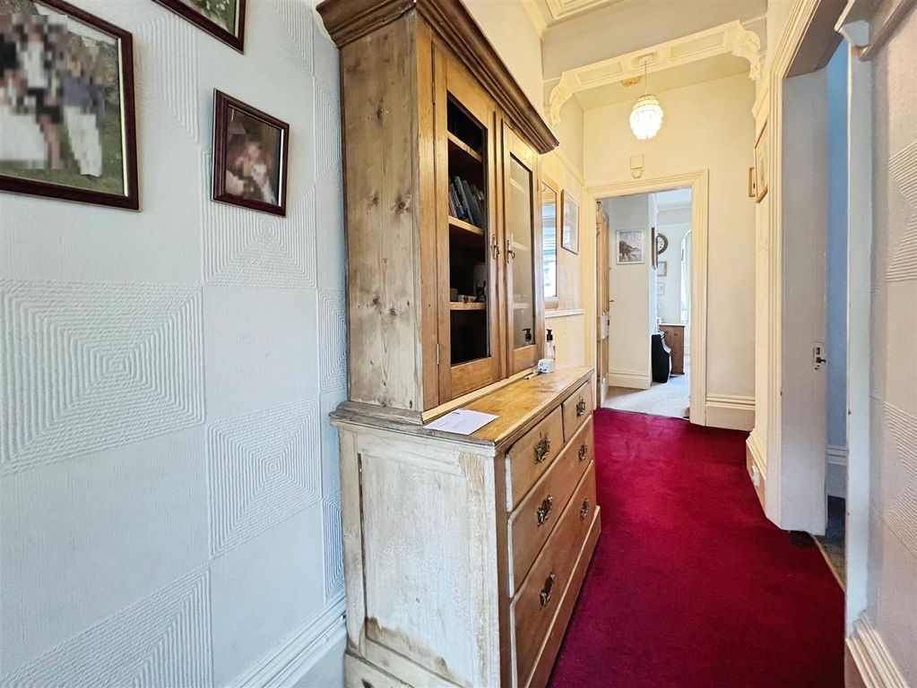 Property photo 2 of 32 Entrance Hall