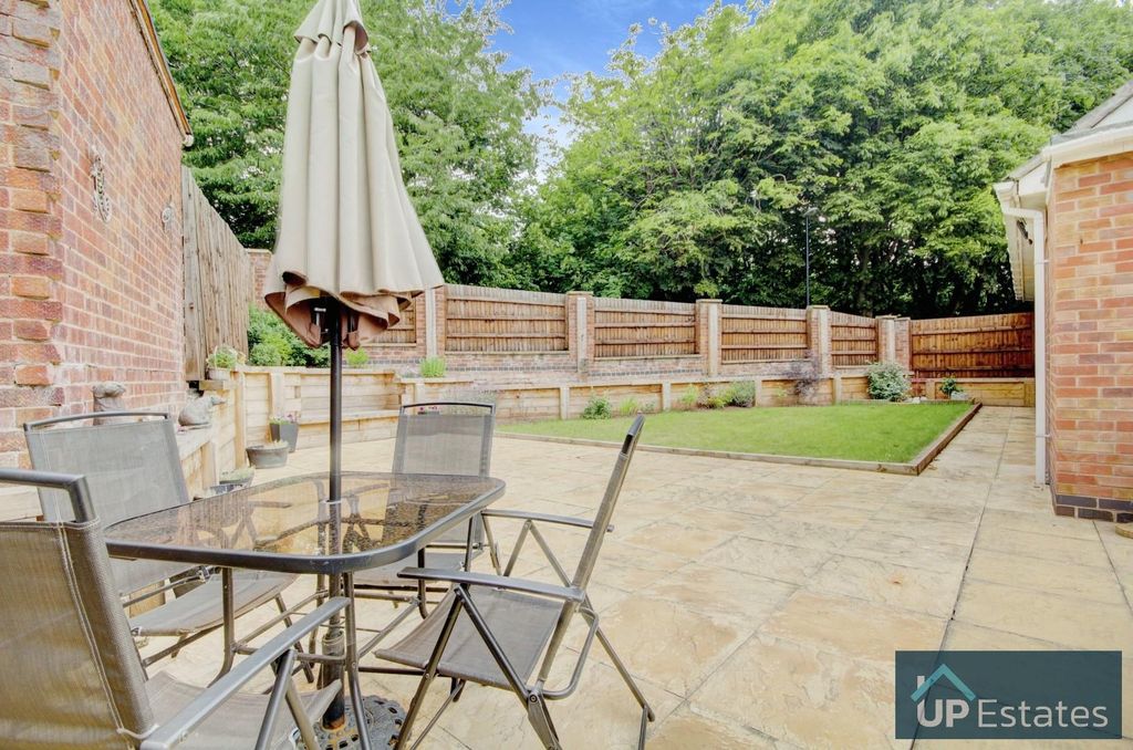 Property photo 3 of 17 Garden