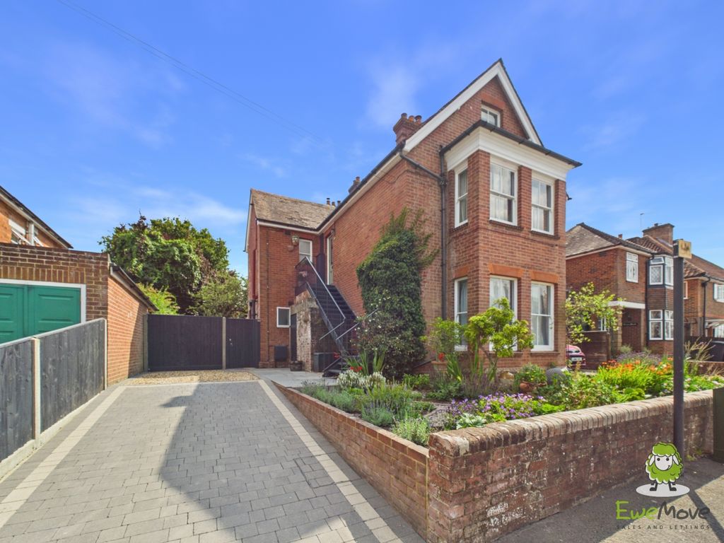 Property photo 1 of 35 Ewemove Estate Agents Basingstoke - Beaconsfield R