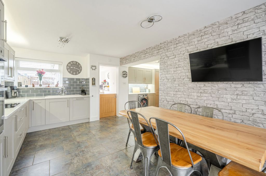 Property photo 3 of 20 1409250-14-6985d2...