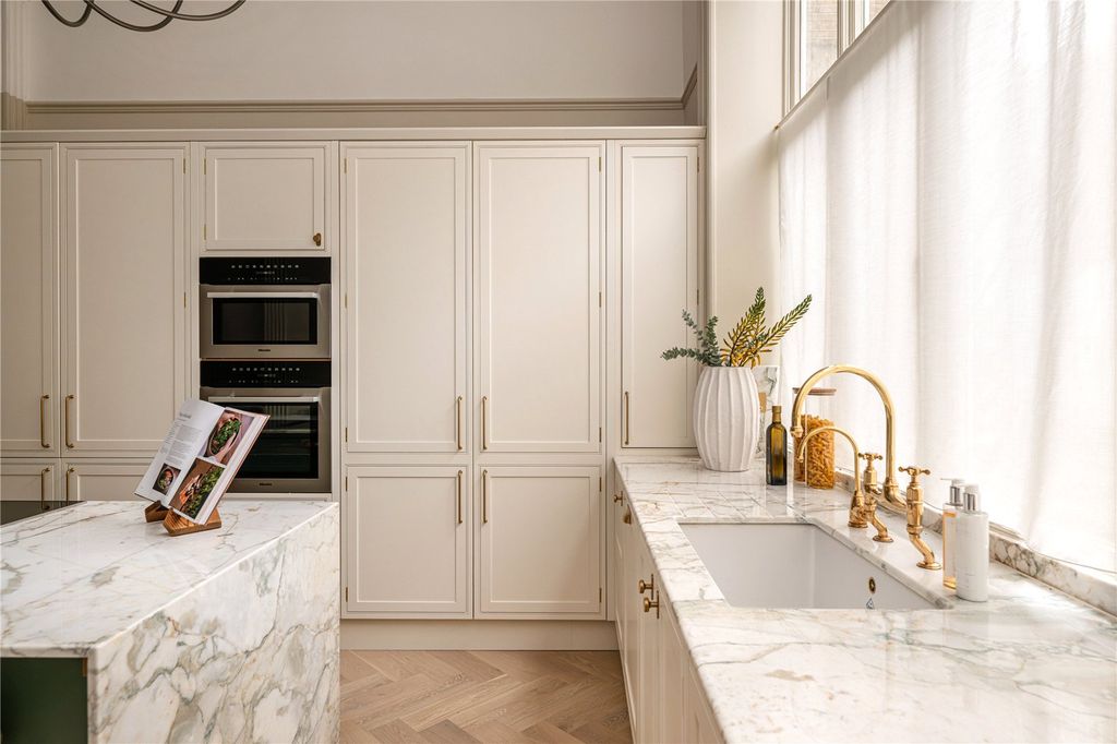 Property photo 1 of 11 Kitchen