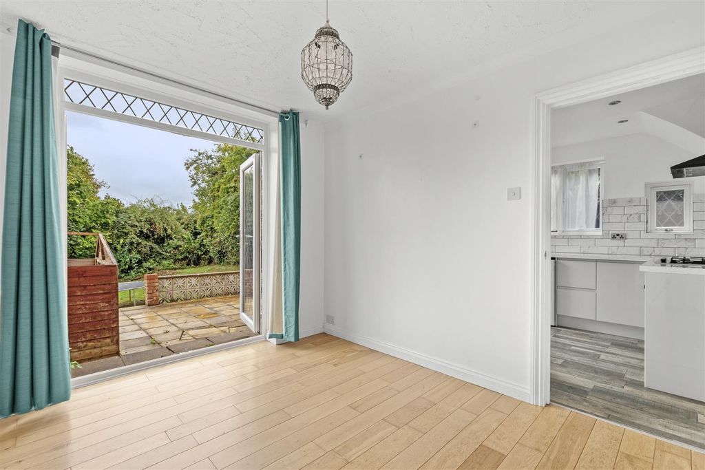 Property photo 2 of 15 Whitelands Road-9.Jpg