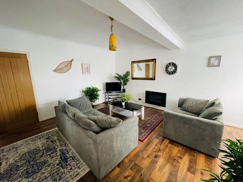 Property photo 2 of 13 Blake Lounge Oppisite Way