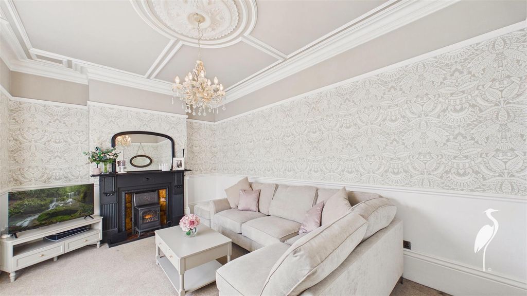 Property photo 3 of 27 Lounge