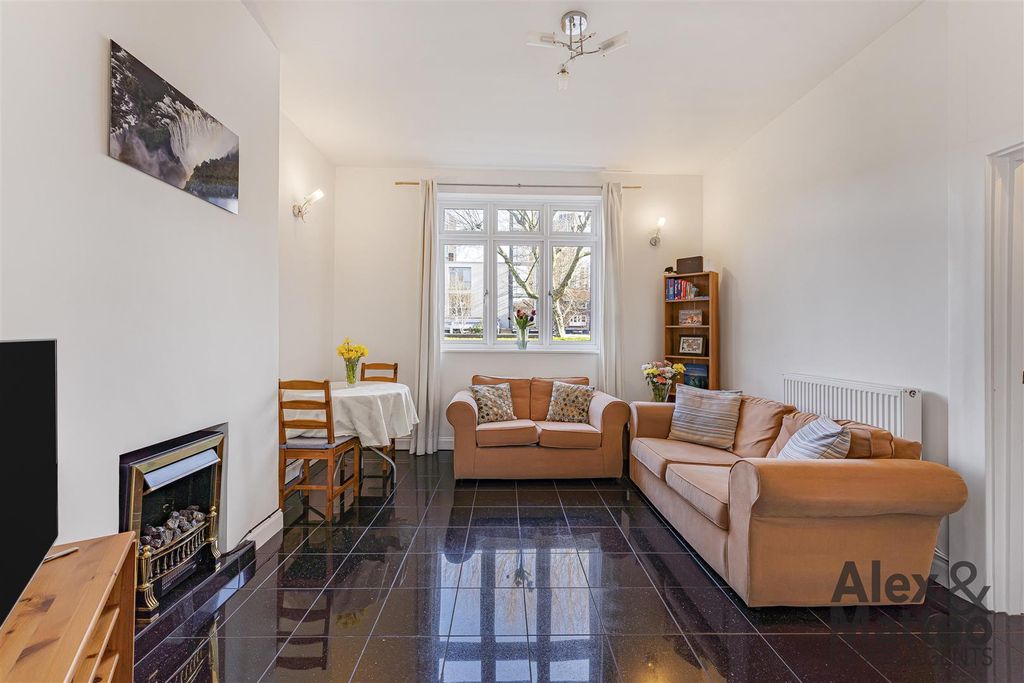 Property photo 2 of 33 Brunel Road