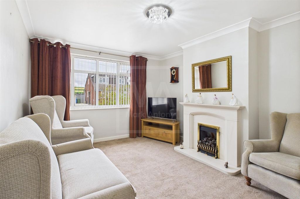 Property photo 2 of 14 Lounge