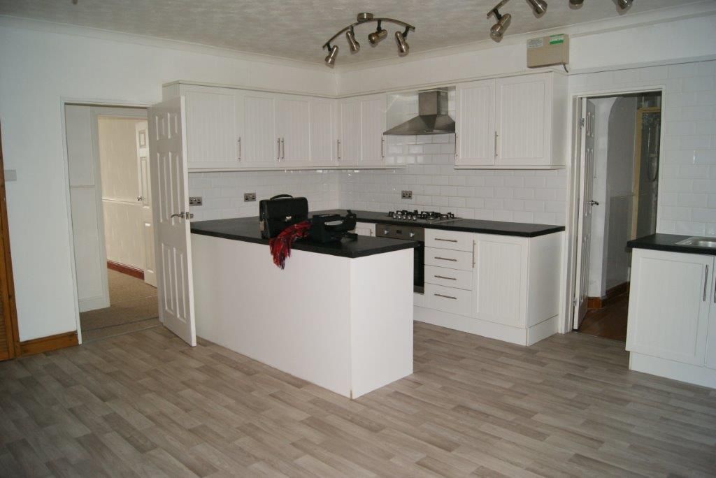 Property photo 3 of 8 Kitchen/Lounge