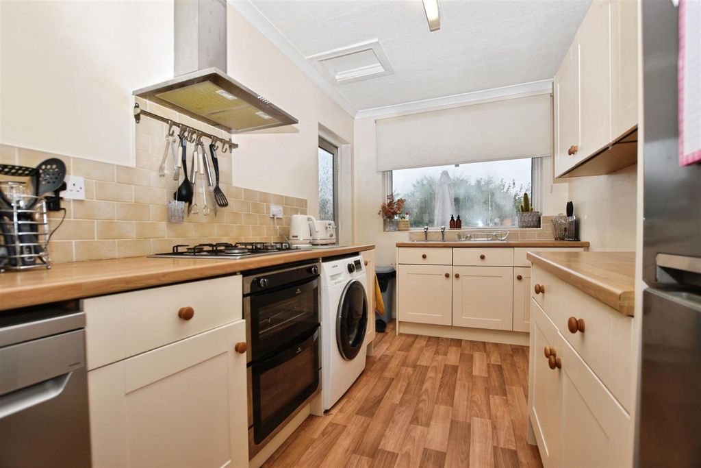 Property photo 3 of 9 Kitchen