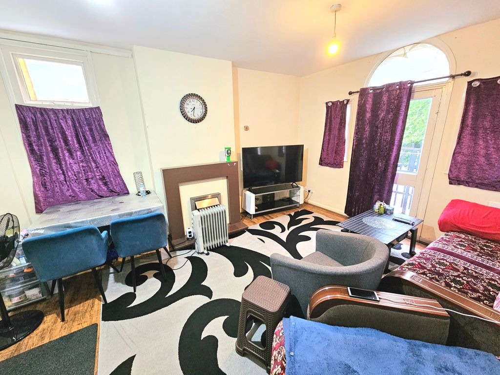 Property photo 2 of 8