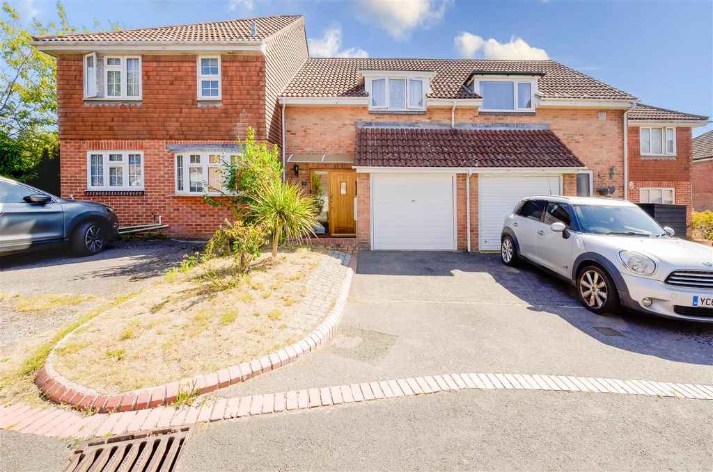 Property photo 1 of 19 2 Cormorant Close  1 Nick Silk.Jpeg