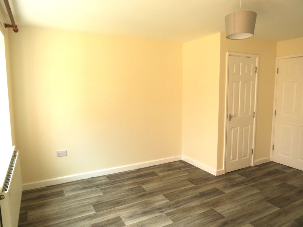 Property photo 3 of 11 Living Room