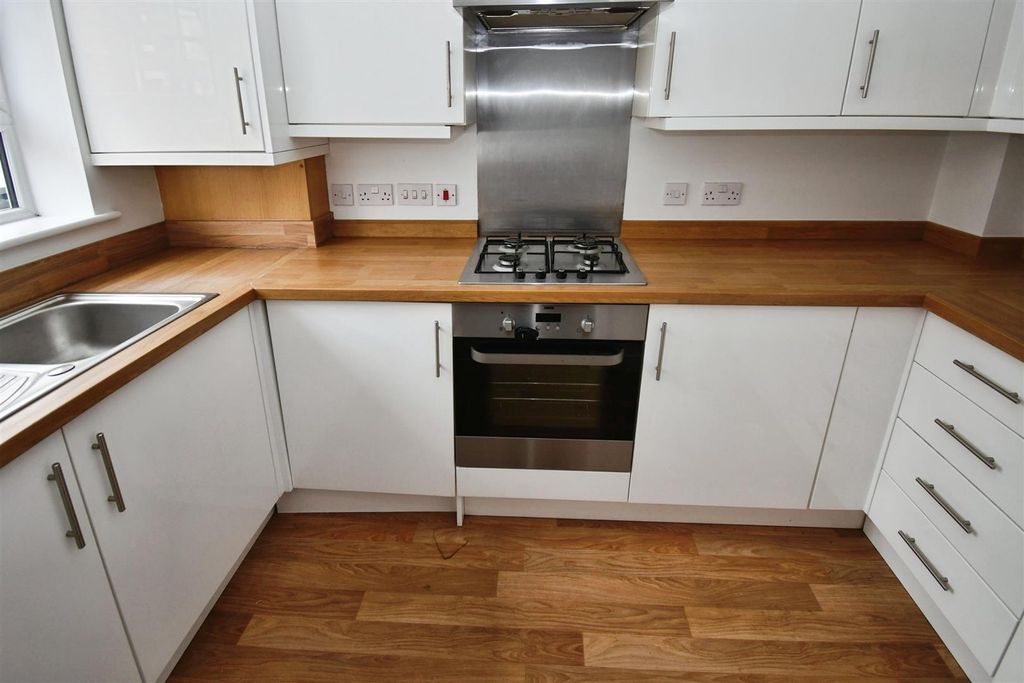 Property photo 3 of 10 Kitchen