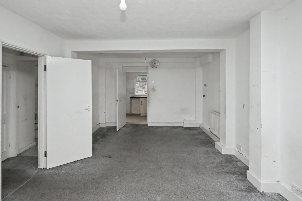 Property photo 2 of 17 82 Dryfield Road, Edgware, London, Ha8 9Ju