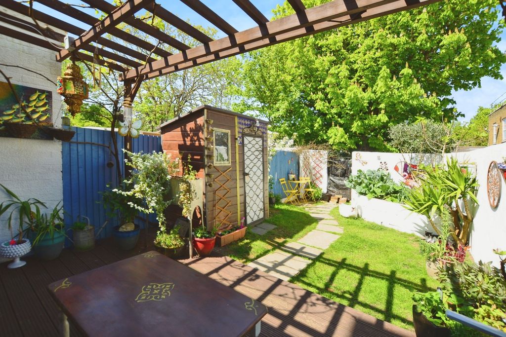 Property photo 2 of 17 Garden