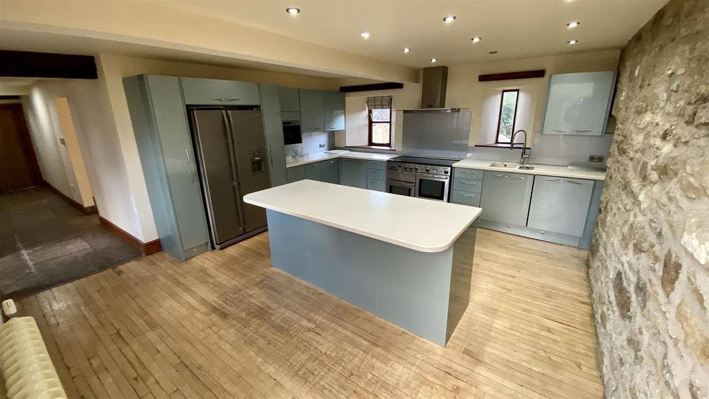 Property photo 3 of 17 Kitchen/Breakfast Room
