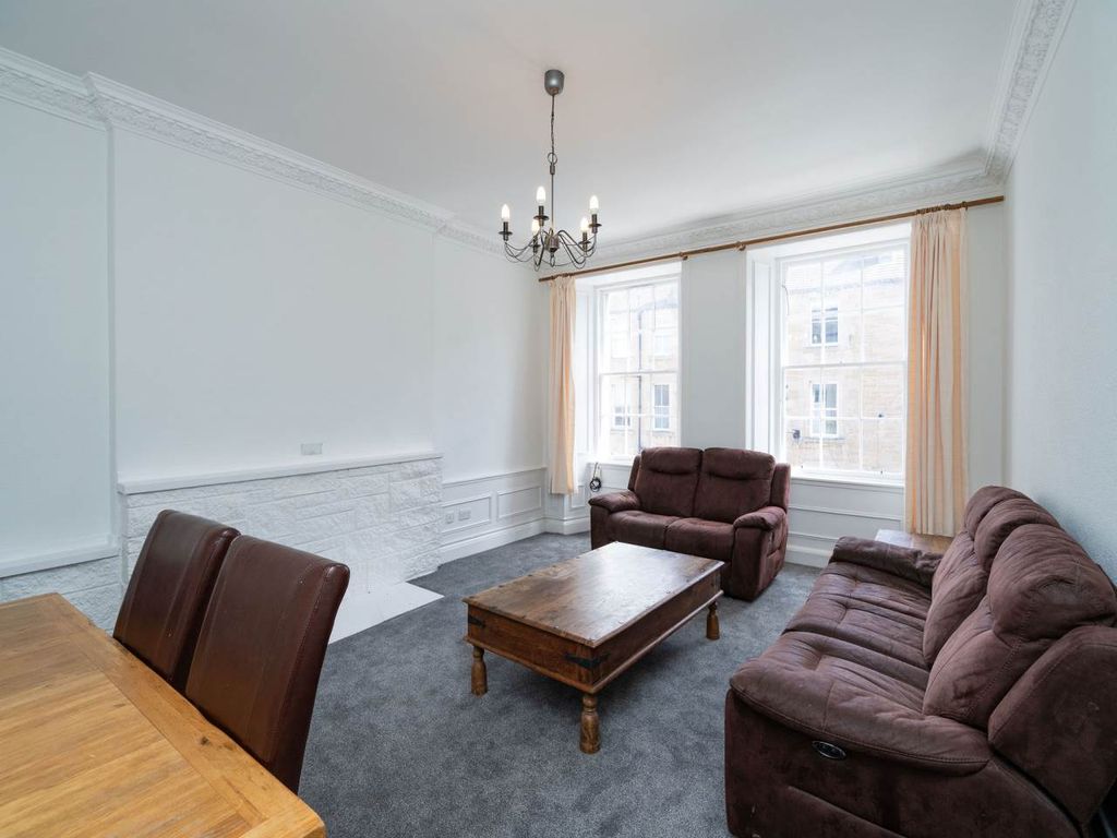 Property photo 3 of 17 Interior001