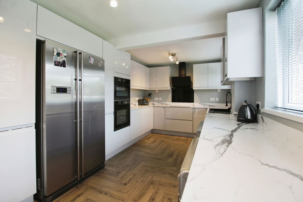Property photo 2 of 25 Kitchen