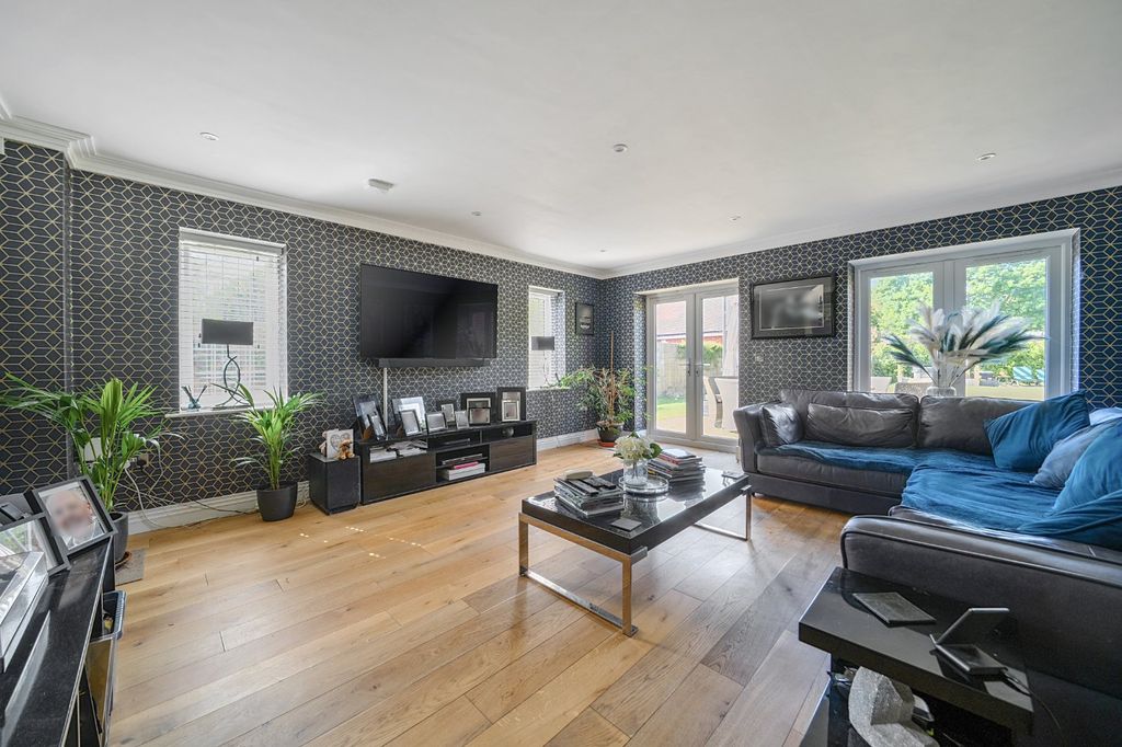 Property photo 3 of 15 Sitting Room