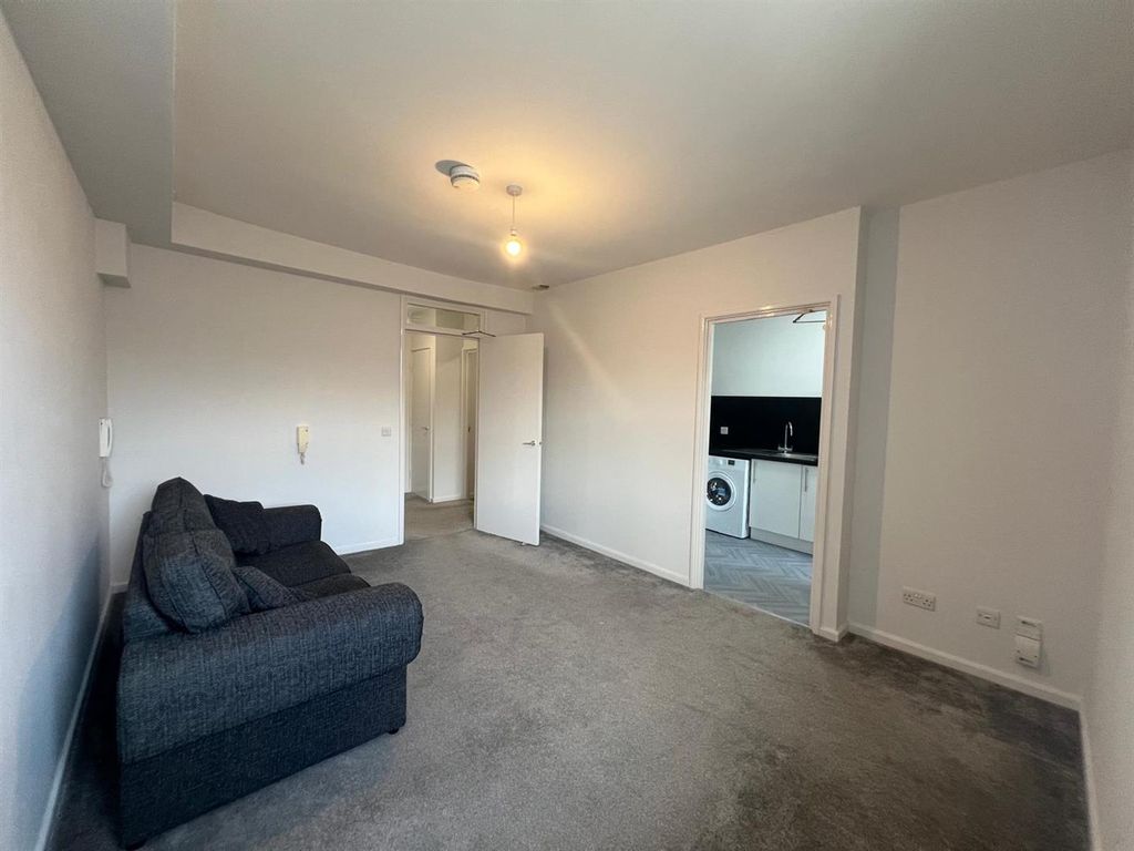 Property photo 2 of 5 Livingroom.Jpg