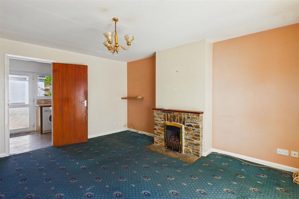 Property photo 3 of 16 Lounge Angle