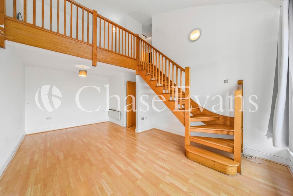 Property photo 3 of 17 St Davids Square, Is