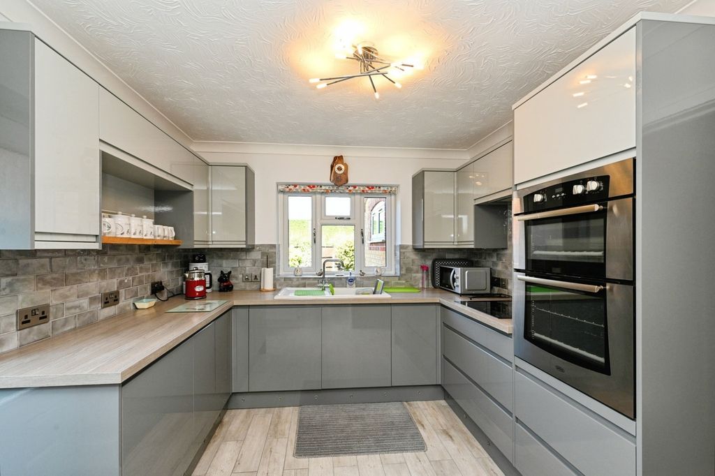 Property photo 2 of 32 Pbox-Img.Jpg