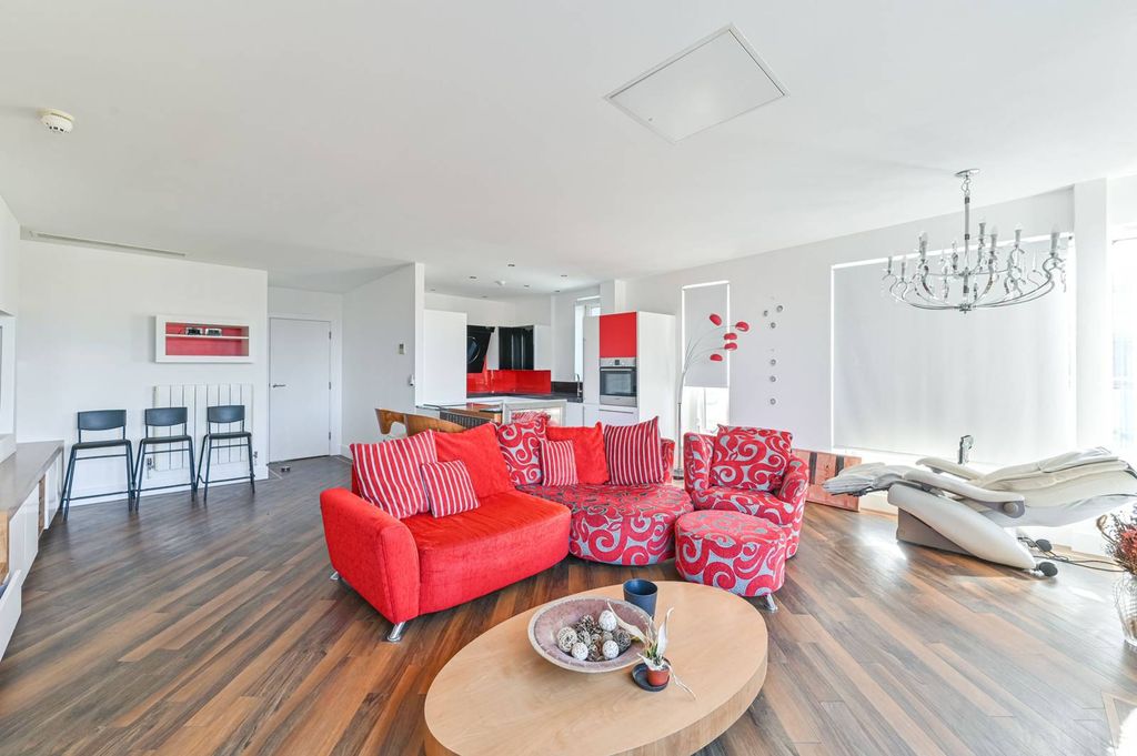 Property photo 2 of 18