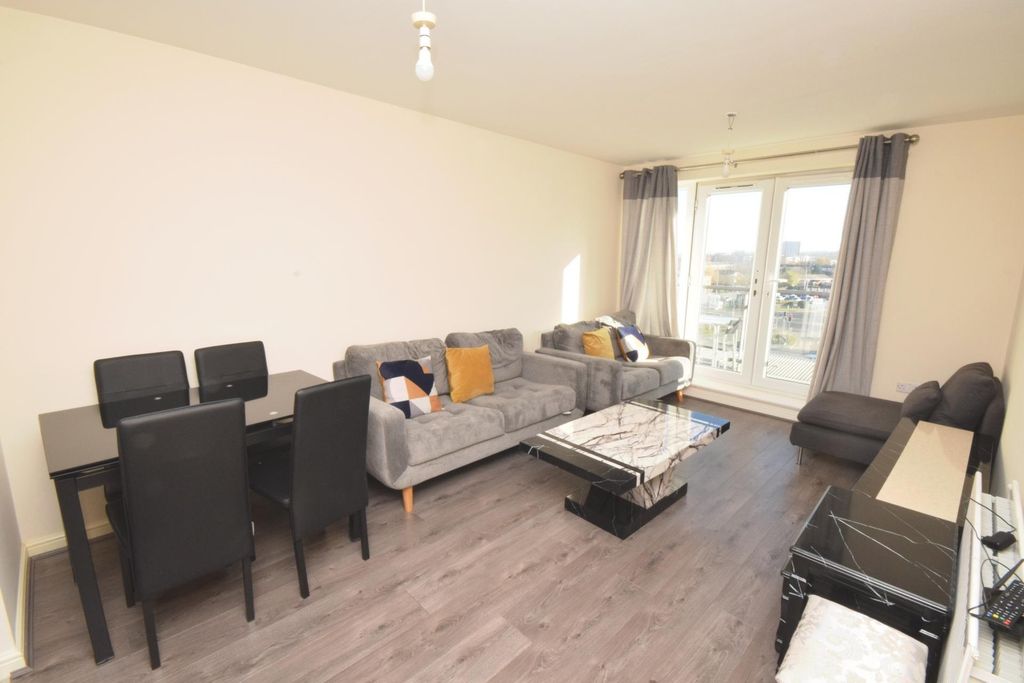 Property photo 3 of 10 Lounge