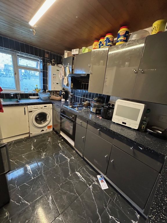 Property photo 3 of 9 Kitchen