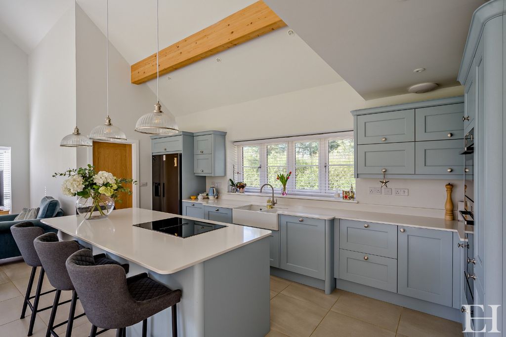 Property photo 3 of 28 4888184