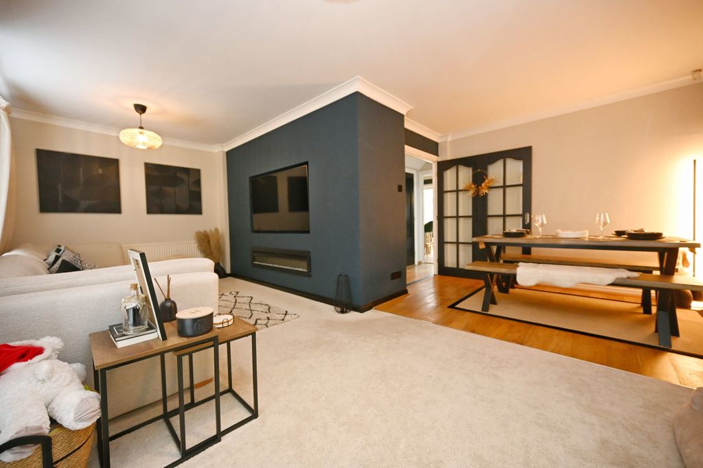 Property photo 2 of 28