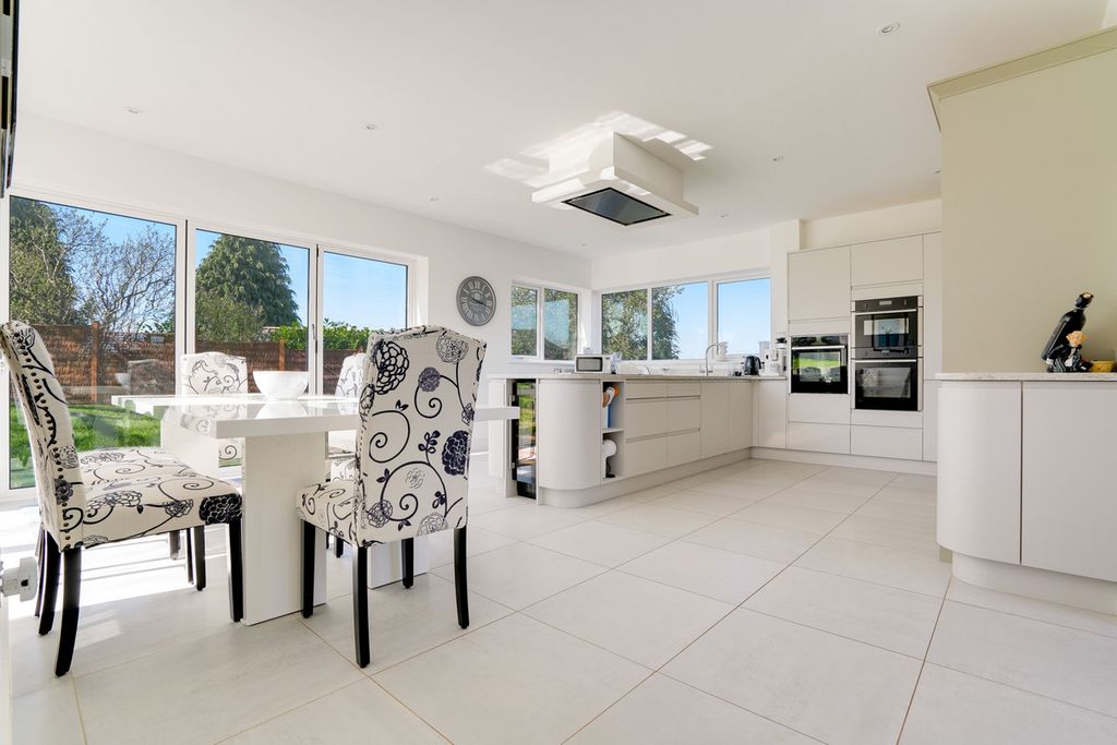 Property photo 2 of 39