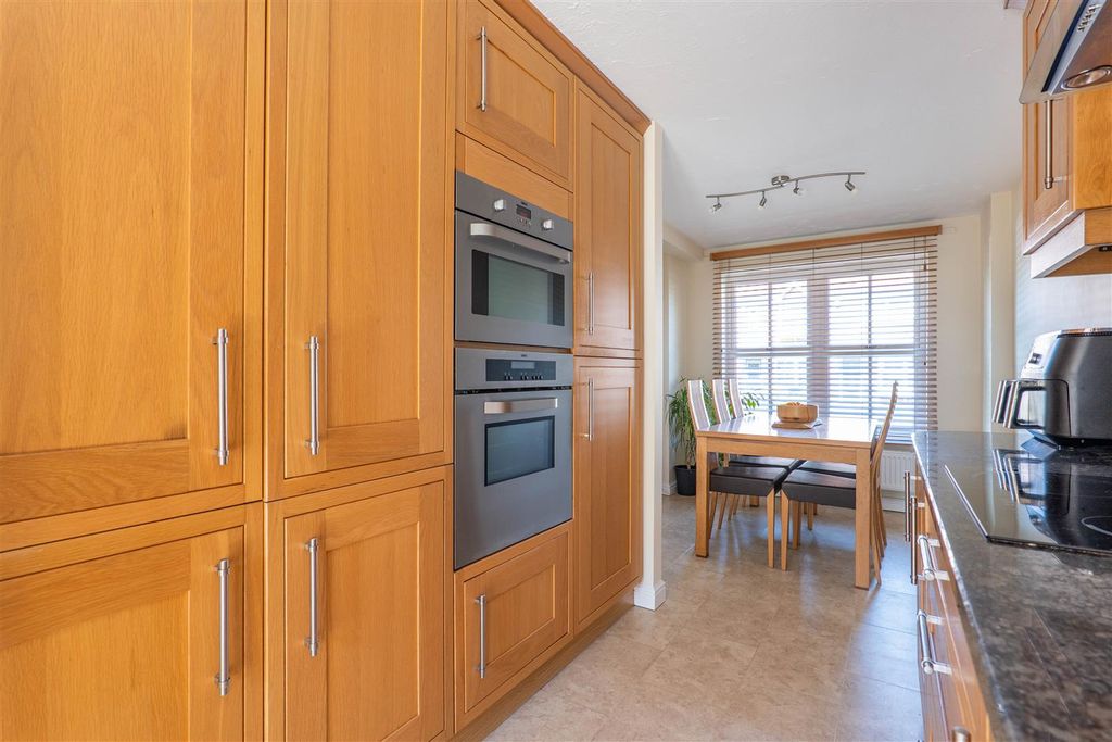 Property photo 3 of 31 Kitchen/Diner