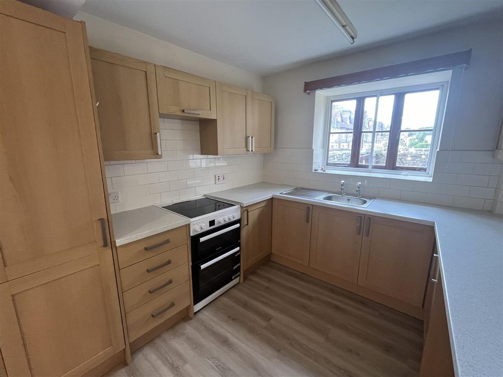Property photo 3 of 18 Kitchen