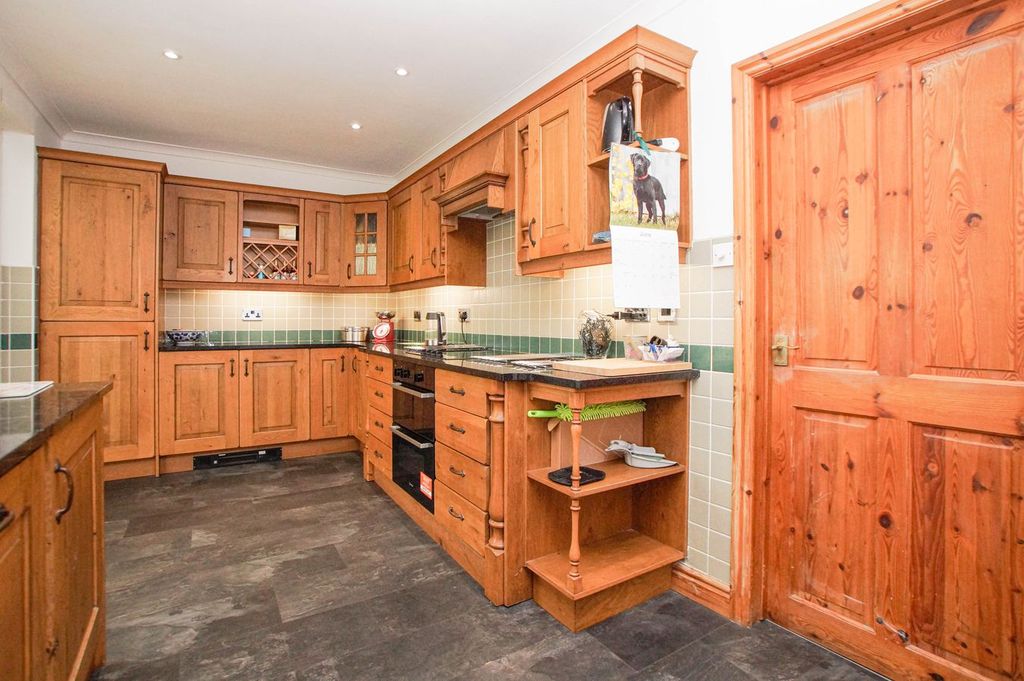 Property photo 3 of 18 Kitchen