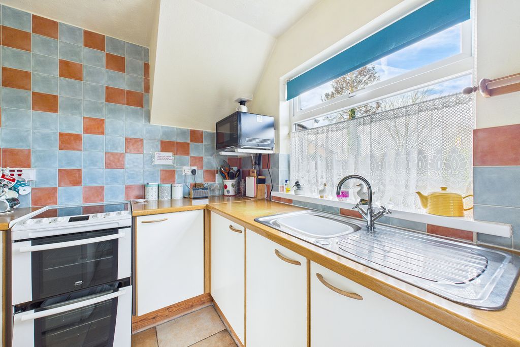 Property photo 3 of 9 Kitchen