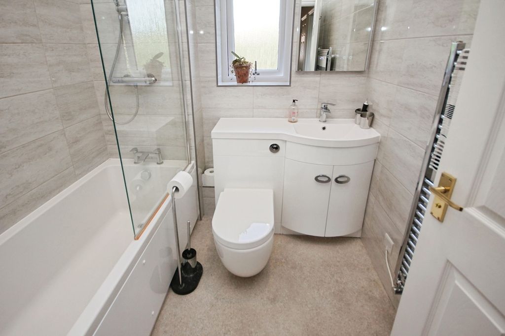 Property photo 3 of 17 Bathroom