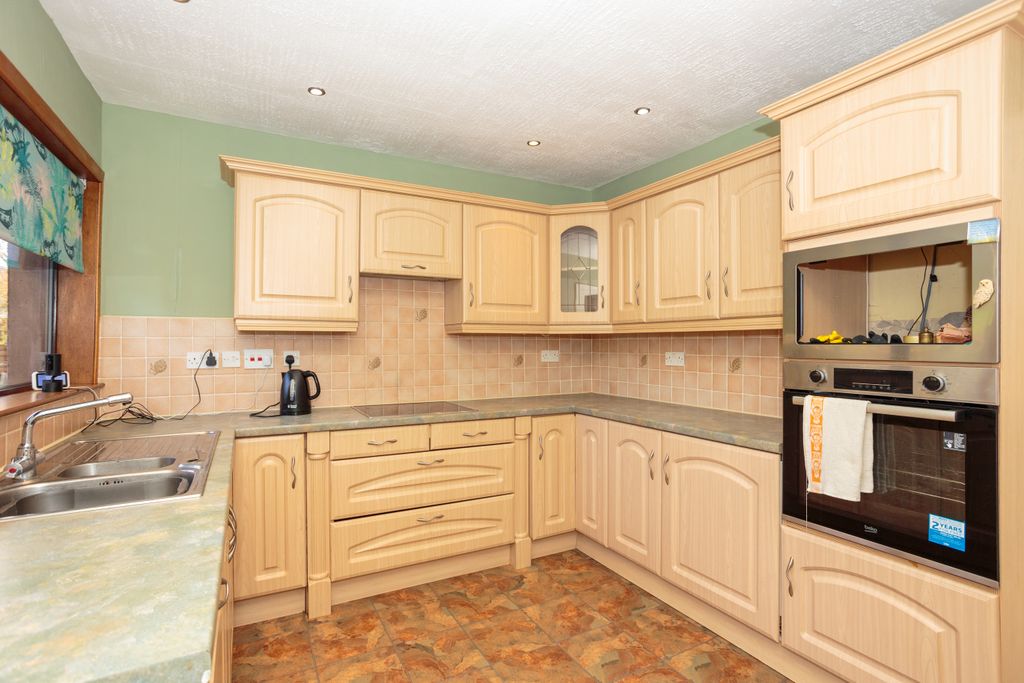 Property photo 3 of 40 Kitchen