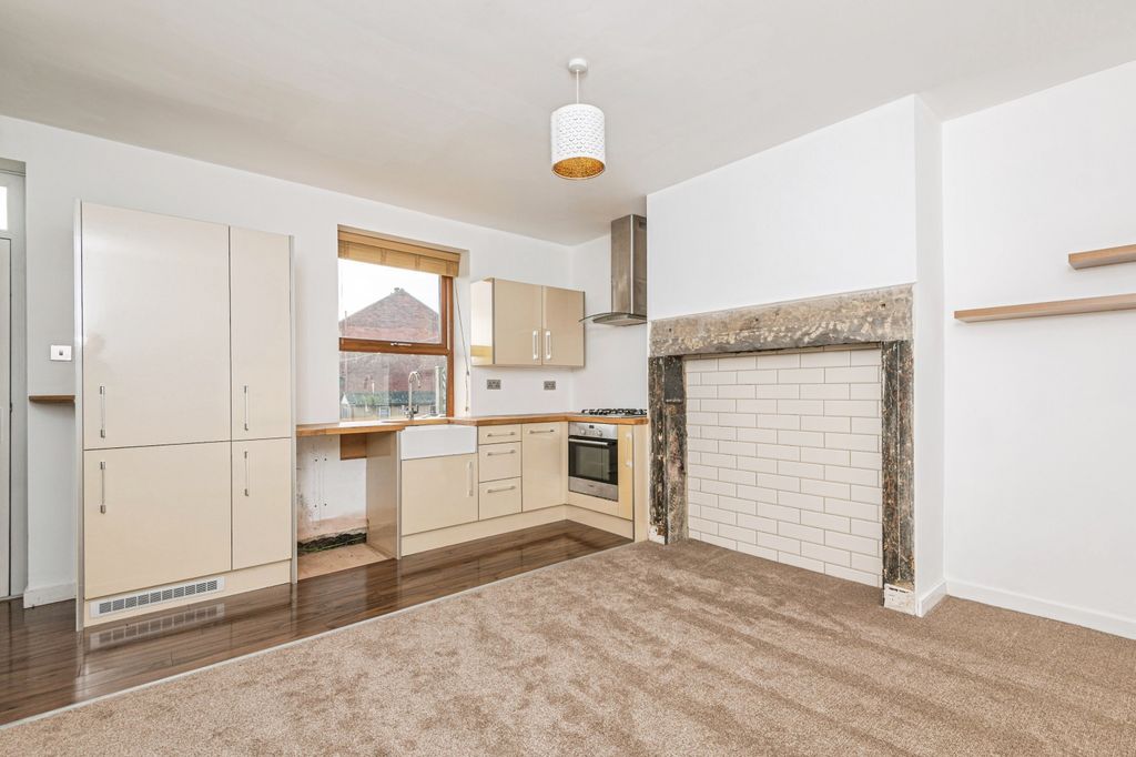 Property photo 3 of 12 Lounge / Kitchen