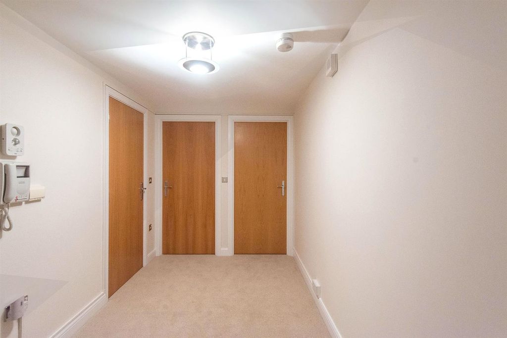 Property photo 2 of 16 1 Weetwood Grdns Spncrs 16.Jpg