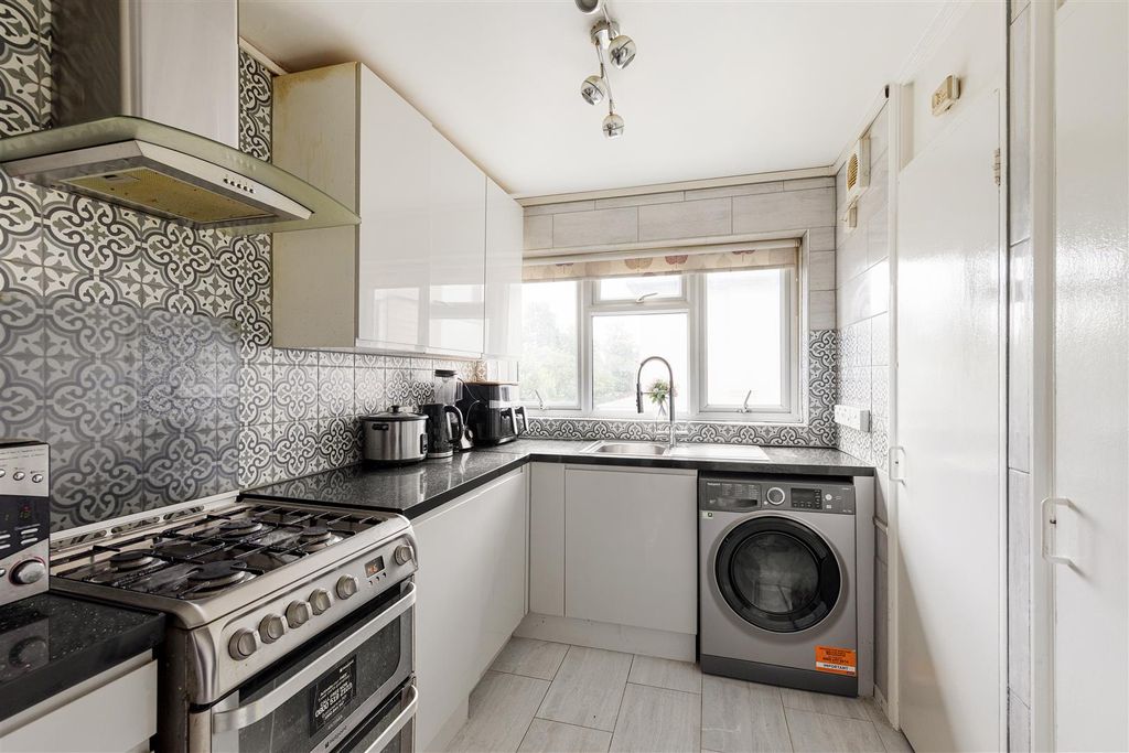 Property photo 3 of 18 Claremont Road, E7