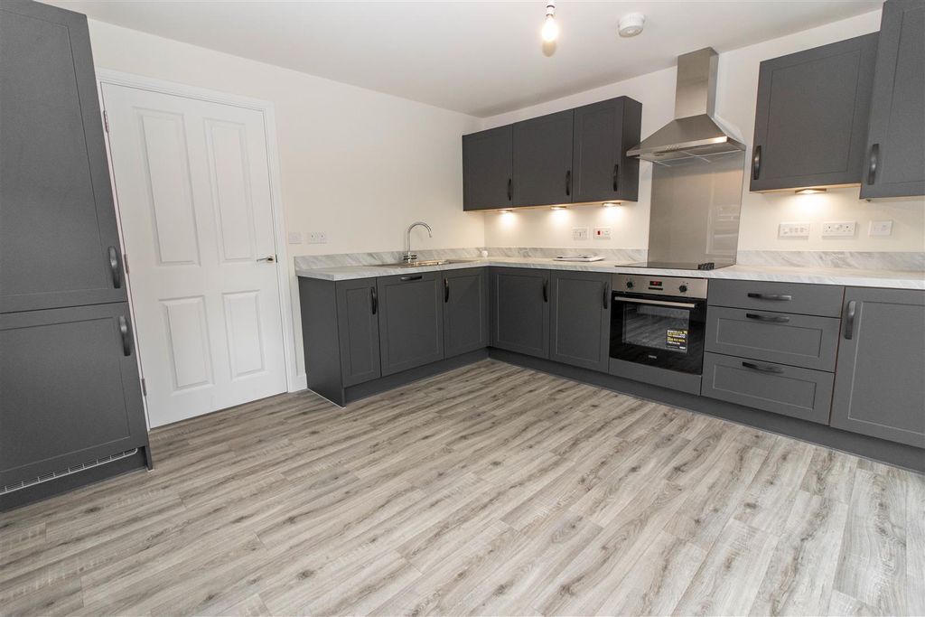 Property photo 3 of 10 Kitchen